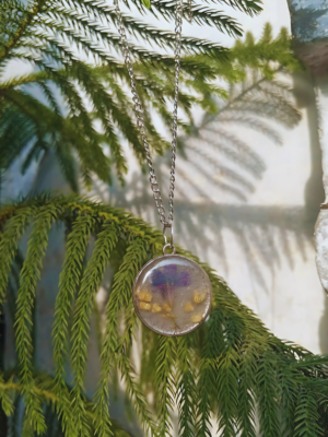 Round Metal Resin Necklace with Dry Flowers
